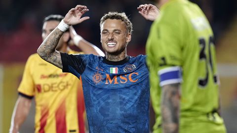 Verklede Noa Lang en Sam Beukema stelen samen met vriendinnen de show bij Halloweenfeest van Napoli