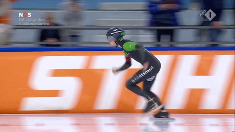 Opvallende schaatser Team Reggeborgh (20) steelt met helm de show op NK afstanden: 'Dat wil iets zeggen'