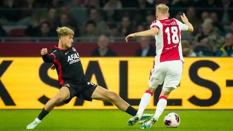 Live Eredivisie | Ajax - AZ belooft spektakel na vroege voorsprong: publiekslieveling Tolu Arokodare doet het weer