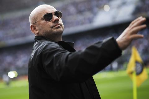 Voetbalicoon Wesley Sneijder (42) pakt de microfoon en steelt de show in volgepakt Ahoy