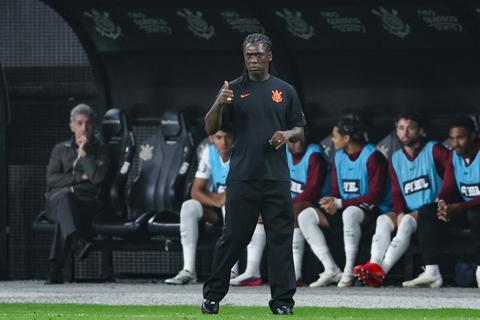 Clarence Seedorf (50) haalt opgelucht adem: eerste zege met Corinthians in loodzware degradatiestrijd