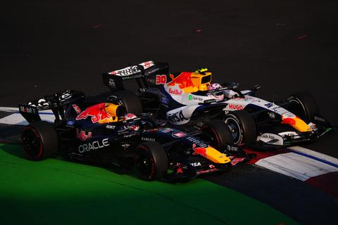 Aanvaring tussen Max Verstappen en oud-teamgenoot Liam Lawson komt beide coureurs duur te staan