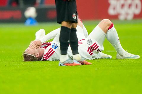 Grote zorgen voor Ajax: sterkhouder Julian Brandt (30) plots naar de grond in kraker met AZ