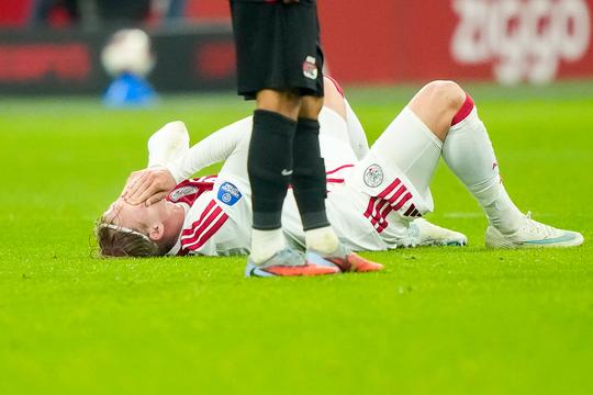 Grote zorgen voor Ajax: sterkhouder Julian Brandt (30) plots naar de grond in kraker met AZ