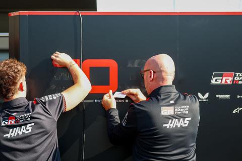 Onrust binnen Formule 1-team bereikt kookpunt: coureur na vermeende ruzie uit auto gezet