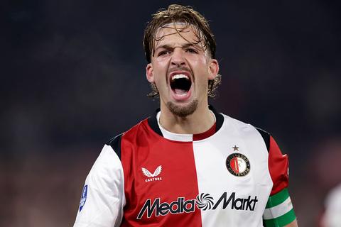 Live Eredivisie | Aanvoerder Luciano Valente zet koploper Feyenoord op voorsprong, Ajax - AZ belooft spektakel