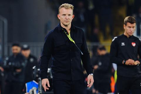 Voetbalicoon Dirk Kuyt beleeft pijnlijke avond bij debuut als coach van Fenerbahçe