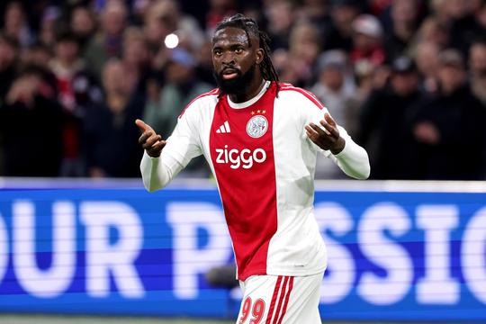 Ajax-sensatie Tolu Arokodare (25) openhartig over liefdesleven: 'Dan weet ik dat ik romantischer moet zijn'