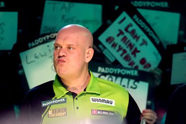 Uitzinnige Michael van Gerwen op de rem getrapt: 'Hij moet wel die scherpte houden'