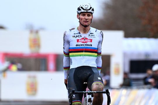 Onnavolgbare Mathieu van der Poel ziet concurrenten afhaken voor eerste wedstrijd van 2025