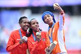 Sifan Hassan (rechts) neemt een foto met Beatrice Chebet (midden) en Faith Kipyegon (links). © Getty Images