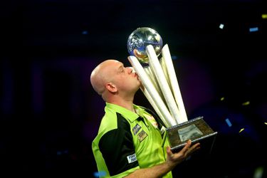 Druk schema zit topdarter Michael van Gerwen dwars bij wereldkampioenschap: 'Het gaat gewoon niet'