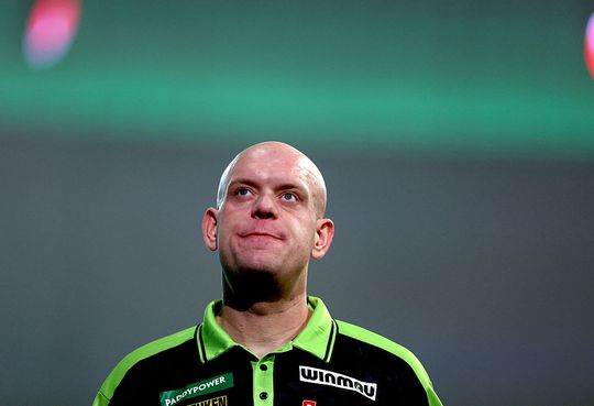 Dartsvriend zet Michael van Gerwen op scherp na deceptie op WK darts: 'We zitten niet op een lijn'