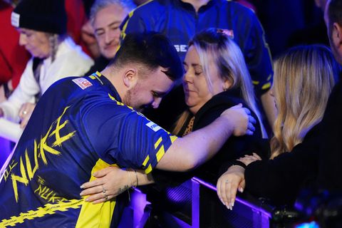 Moeder van topdarter Luke Littler onder vuur op WK na pikante uitspraken: 'Dat is onacceptabel'