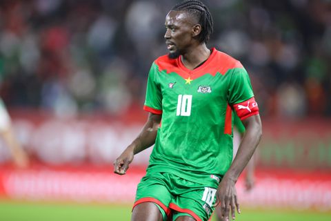 Oud-Ajacied Bertrand Traoré krijgt boete op Afrika Cup na opmerkelijk incident