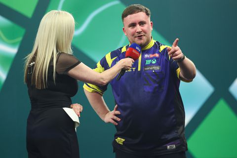 Luke Littler moet na domme sneer op WK darts excuses aanbieden: 'Hij is ook geknakt'