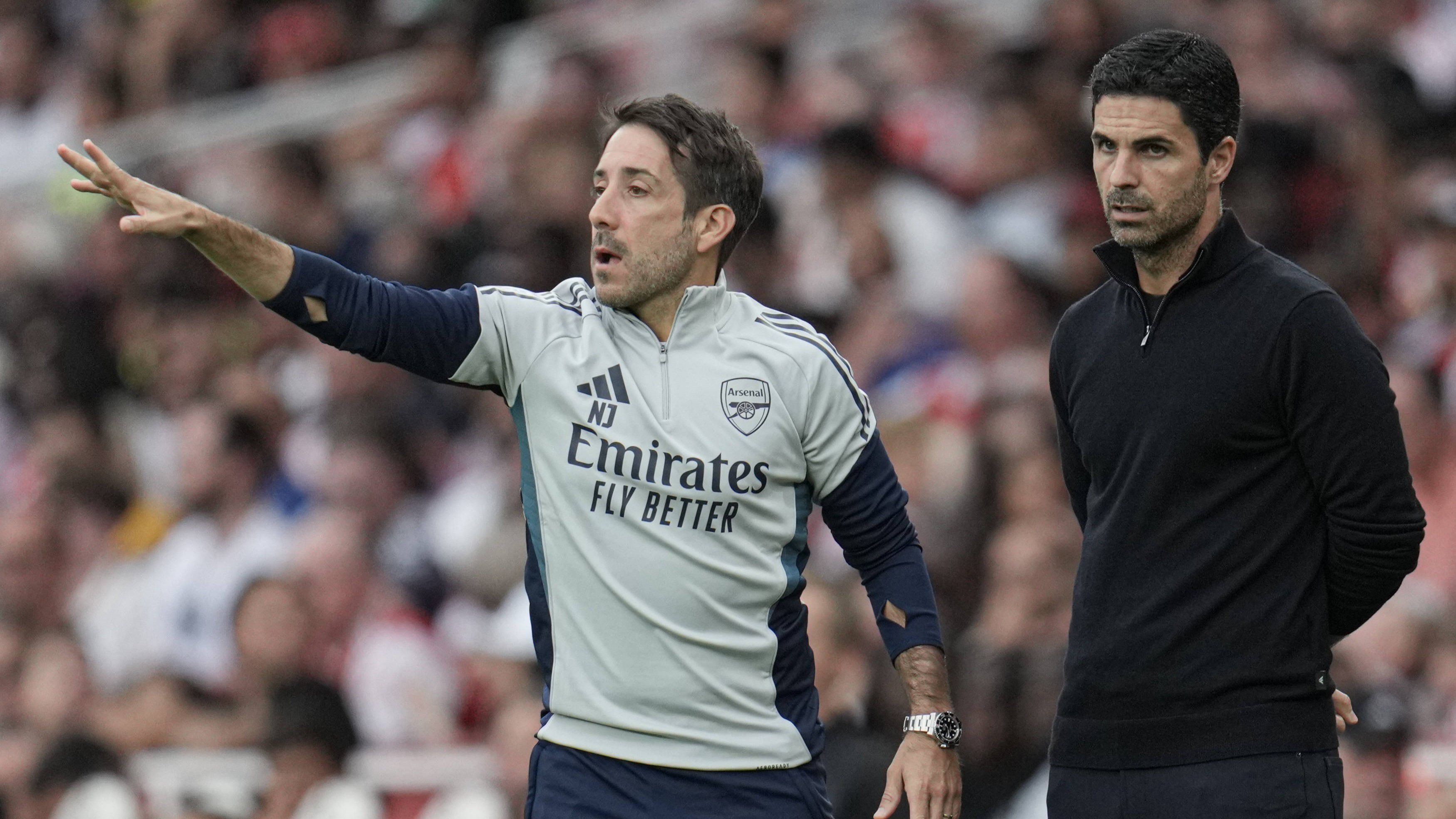 Треньорът Николас Жовер (в ляво) е в основата на успешната тактика на Арсенал при изпълнението на ъглови удари.