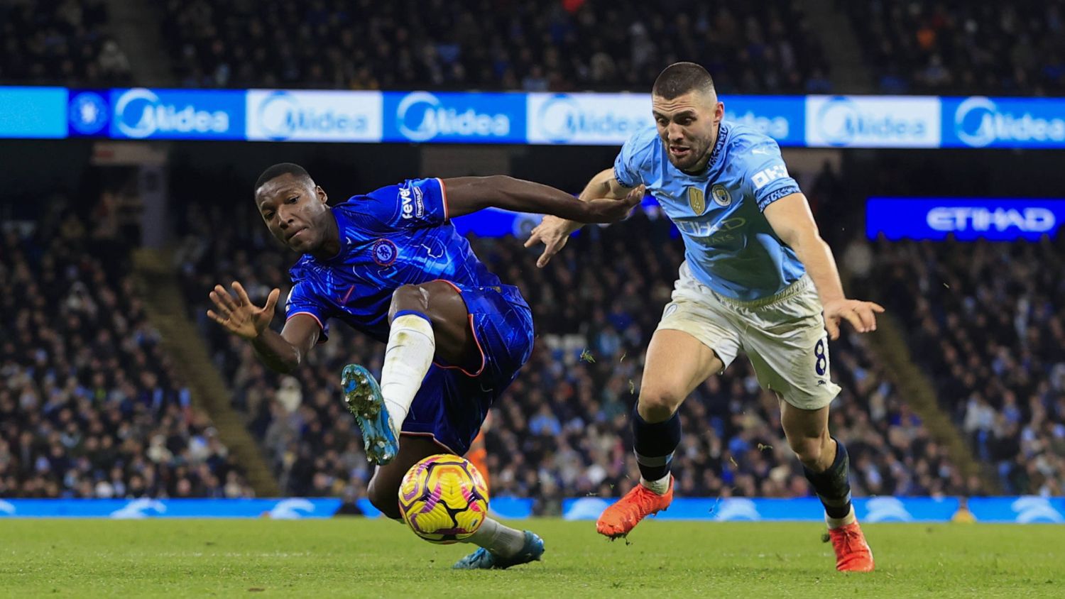 Заради натрупани жълти картони Мойсес Кайседо ще липсва на Челси срещу Сити.