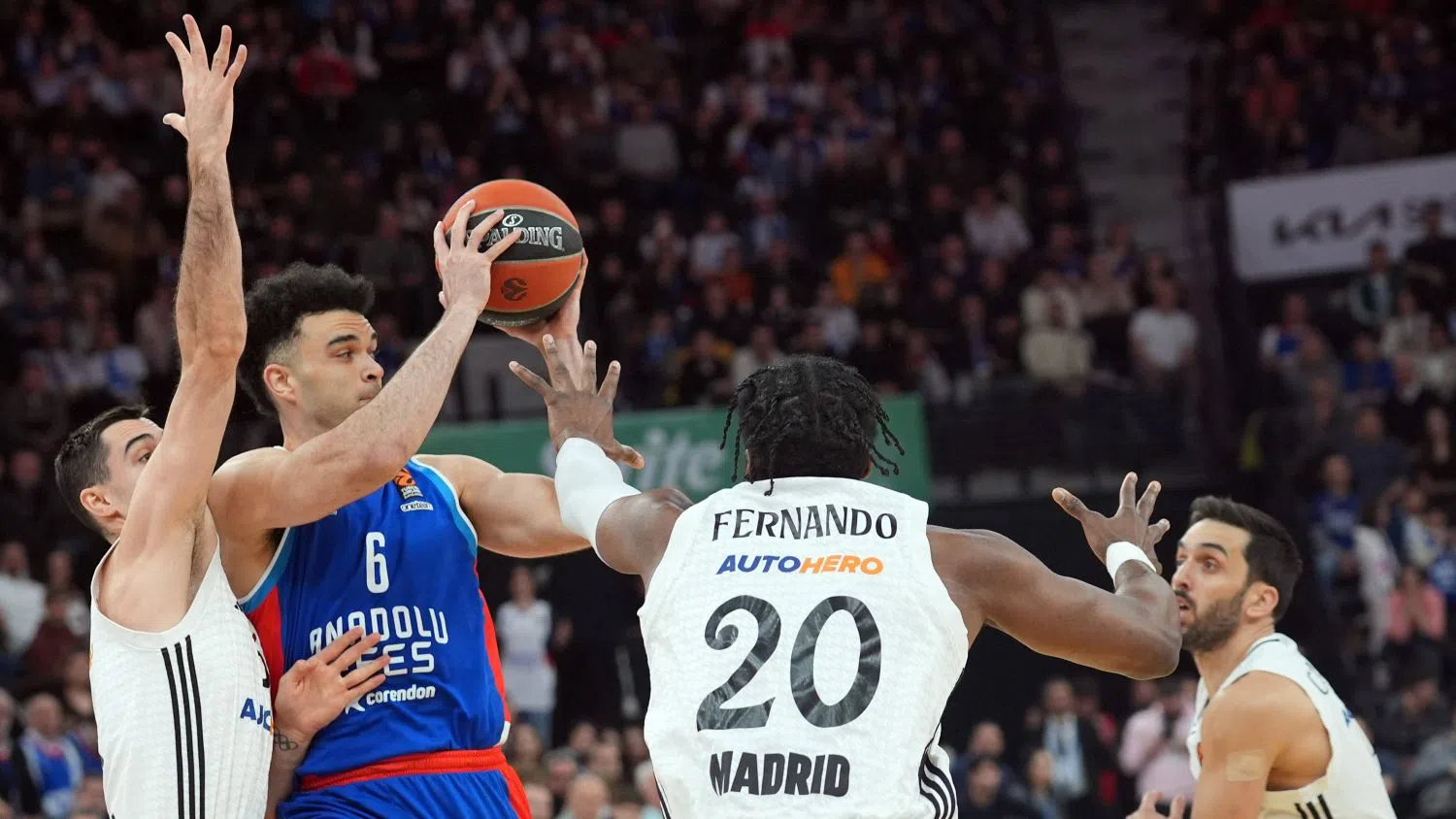 🏀ЕВРОЛИГА: Анадолу Ефес ще продължи да губи и с новия треньор