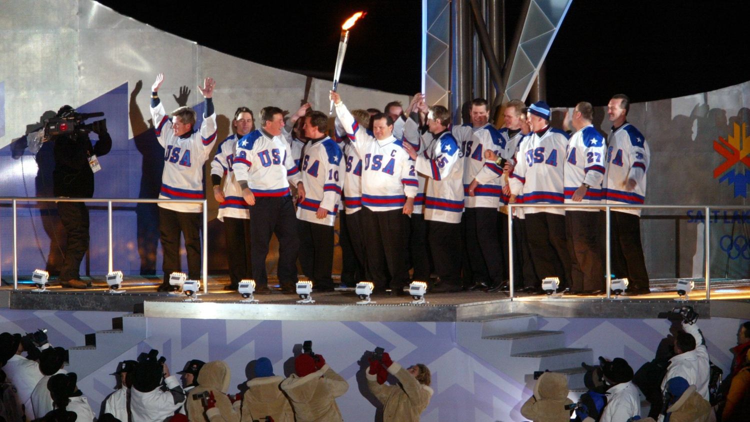 Бивши играчи от легендарния отбор на САЩ в Лейк Плесид запалиха олимпийския огън на игрите в Солт Лейк Сити.