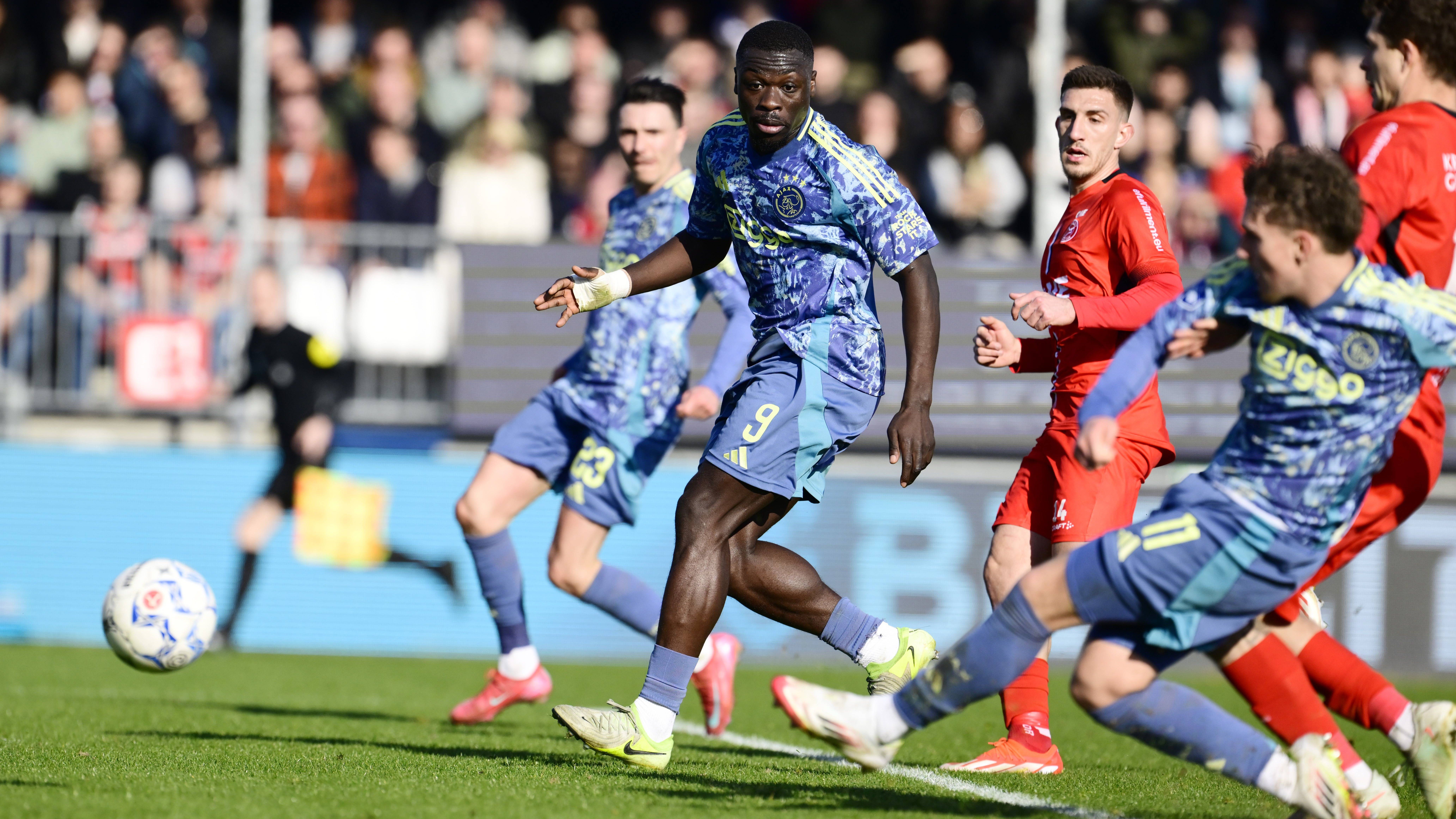 Аякс се наложи с минималното 0:1 над Алмере през уикенда