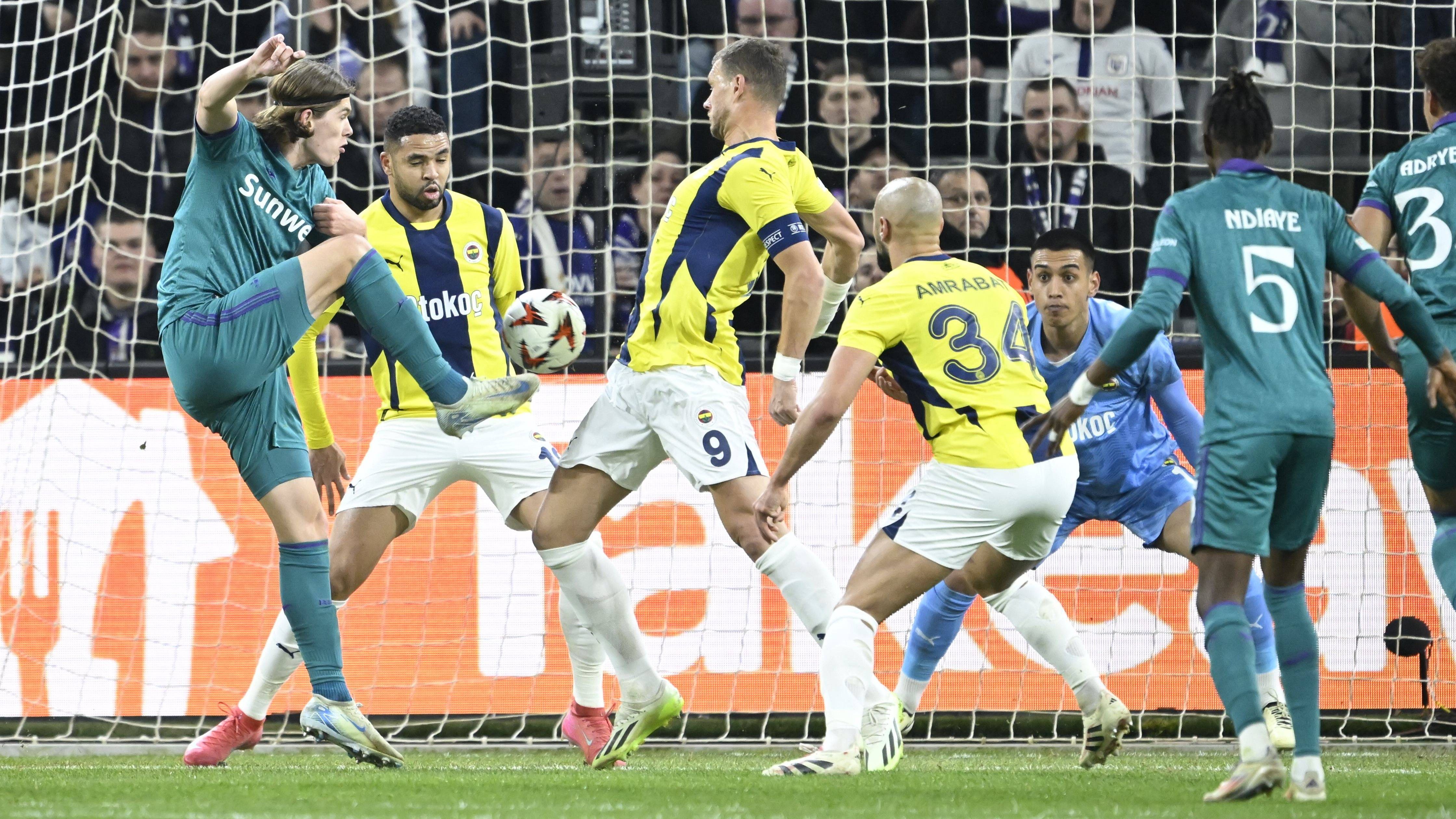 Фенербахче отнесе Андерлехт с 3:0, за да се класира за осминафиналите