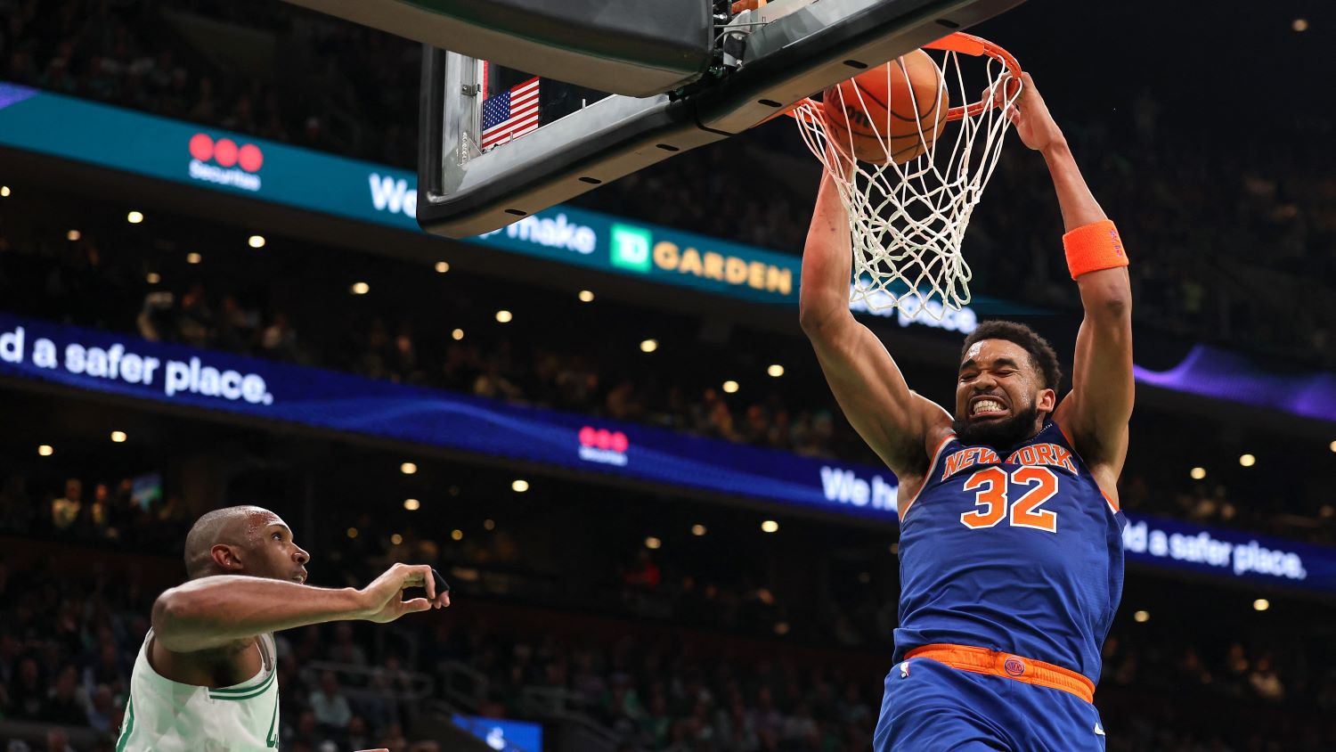 Ню Йорк стопиха разлика от 20 точки и поднесоха изненада в първия мач срещу Бостън, но ще загубят втория.