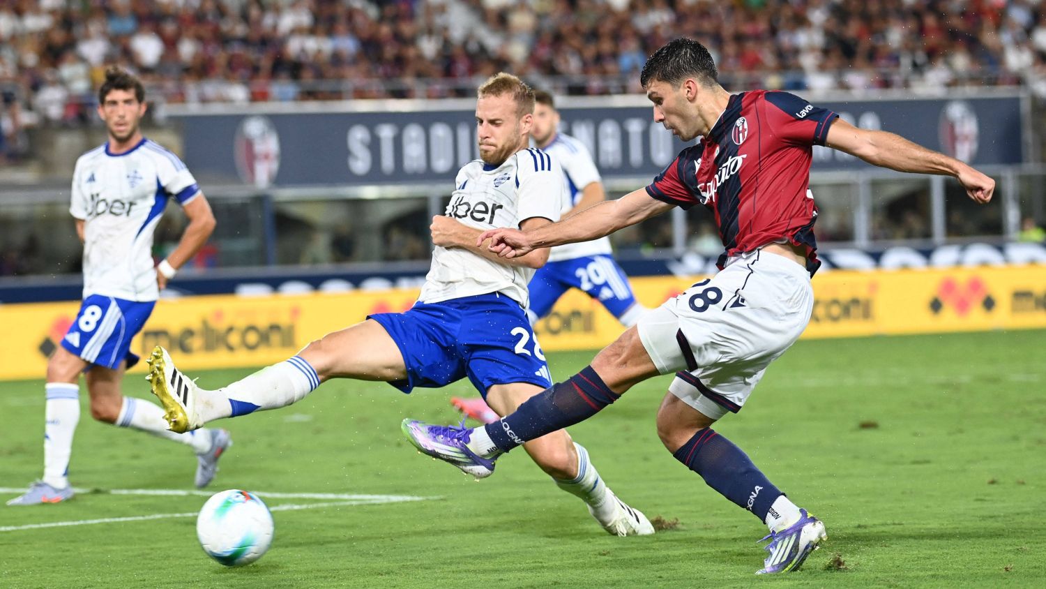 Комо иска да се възползва от проблемите на Болоня.