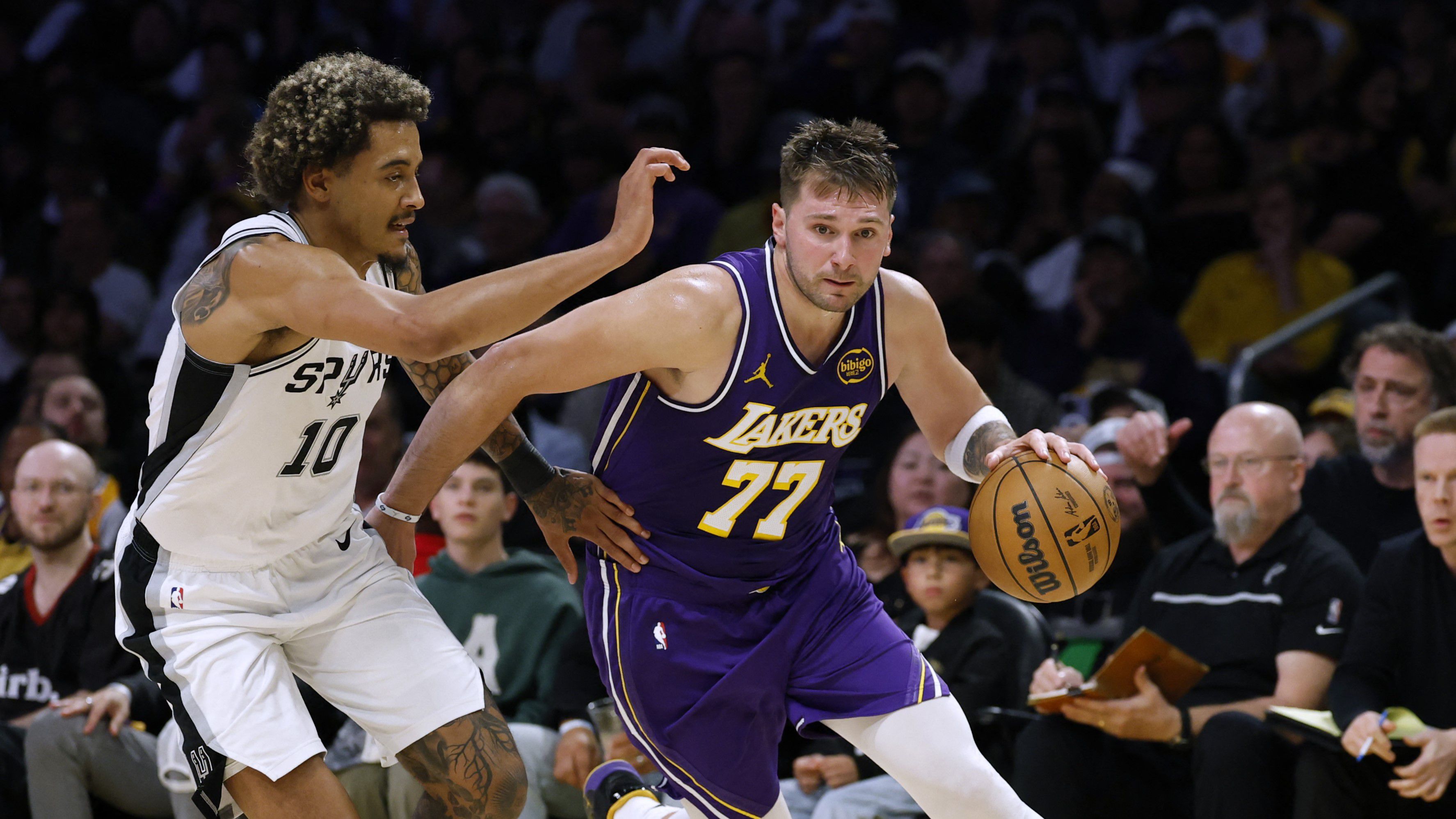 Лука Дончич (#77) е основният диригент в играта на Лейкърс