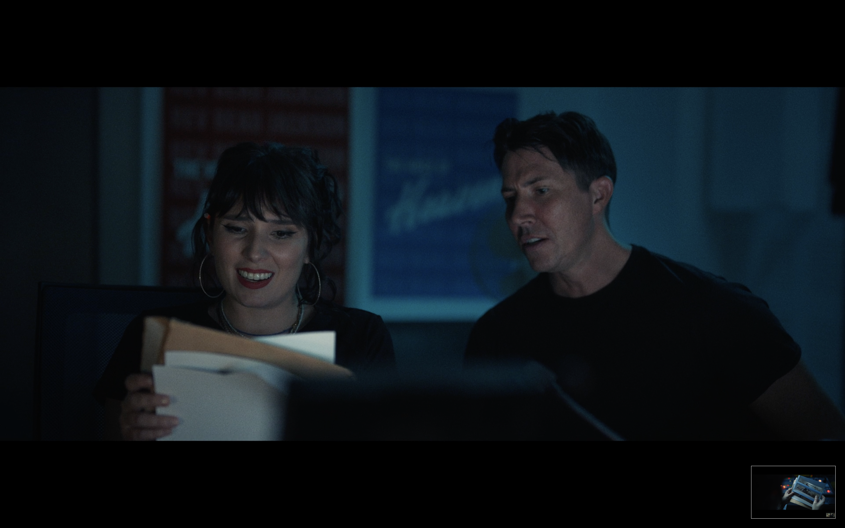 Кейт Никълс и режисьора  Бен Чарлс Едуардс на снимачната площадка на 