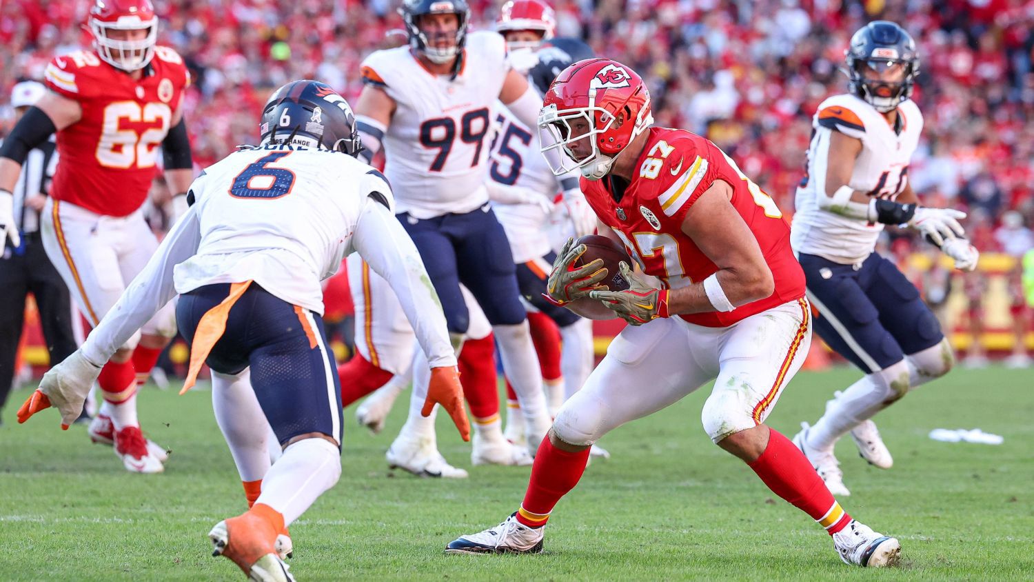 Канзас Сити ще разчита на Травис Келси (с топката) в ключовото гостуване на Денвър.