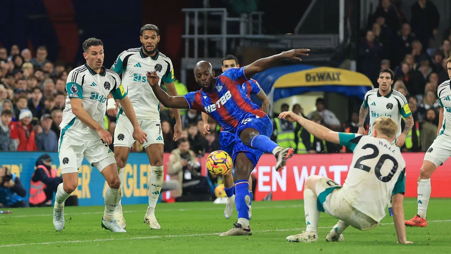 ⚽ ФУТБОЛ МИКС: Победа с гол-гол за Нюкасъл срещу Кристъл Палас