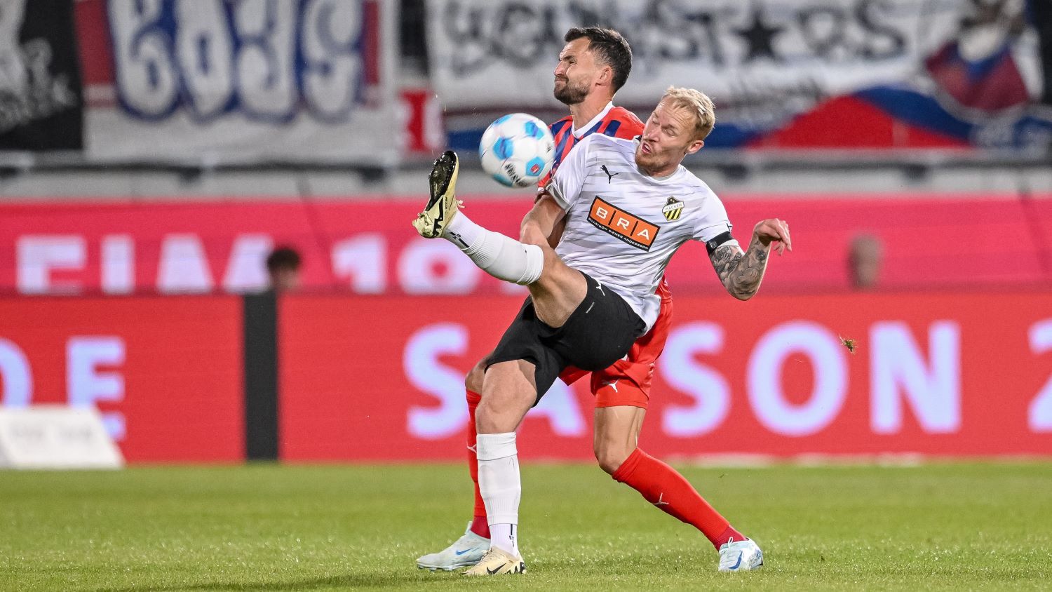 Хакен успя да вземе аванс в първия мач.