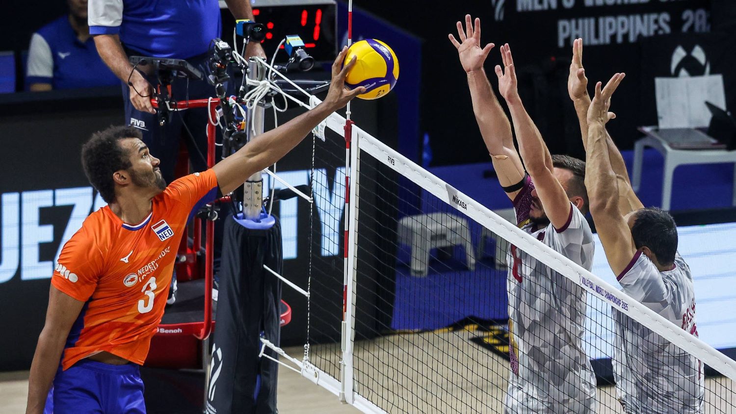 Нидерландия даде един гейм на Катар в своя мач №1.