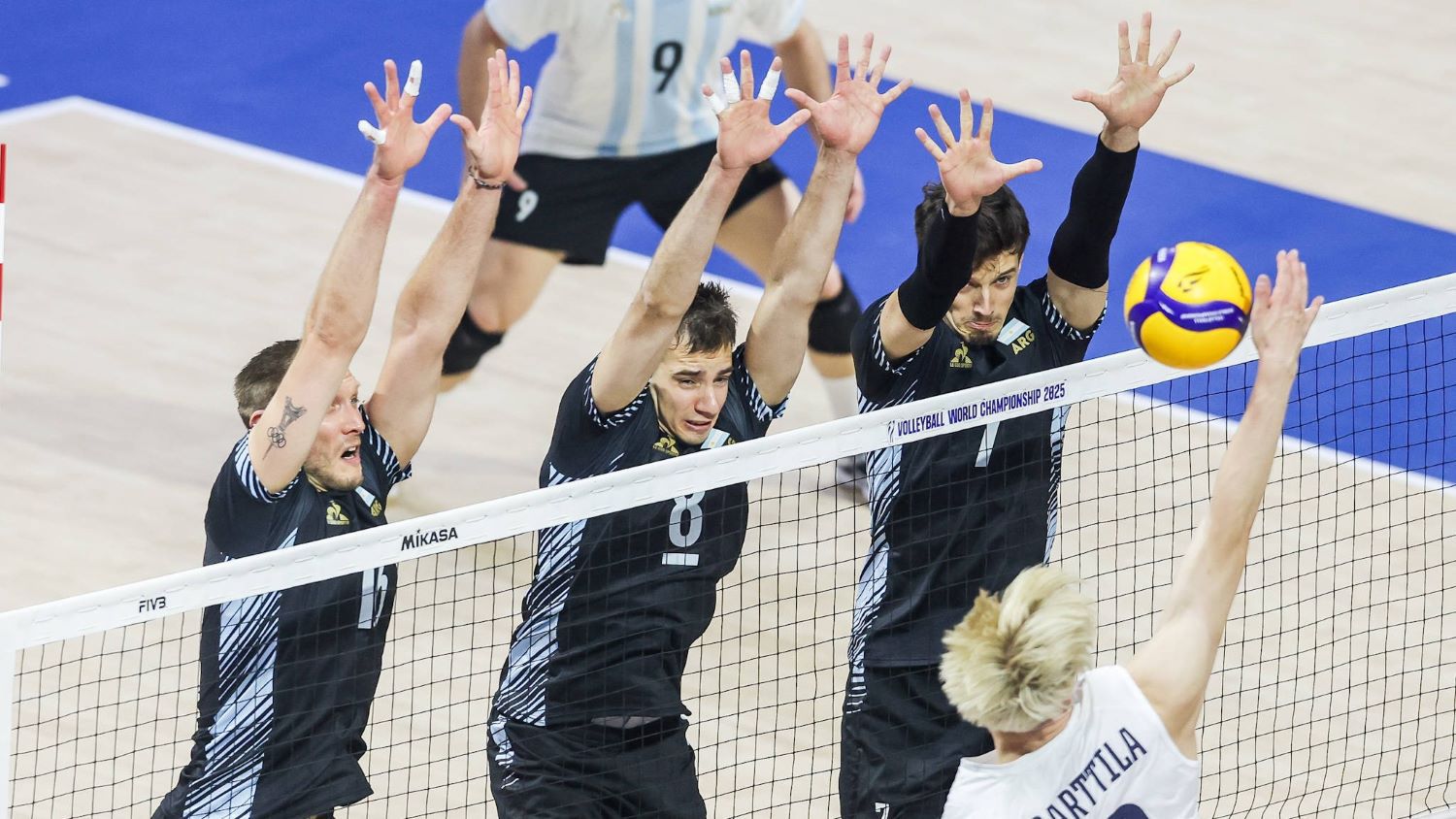 Блокадата на Аржентина помогна за обрата от 0:2 до 3:2 срещу Финландия.