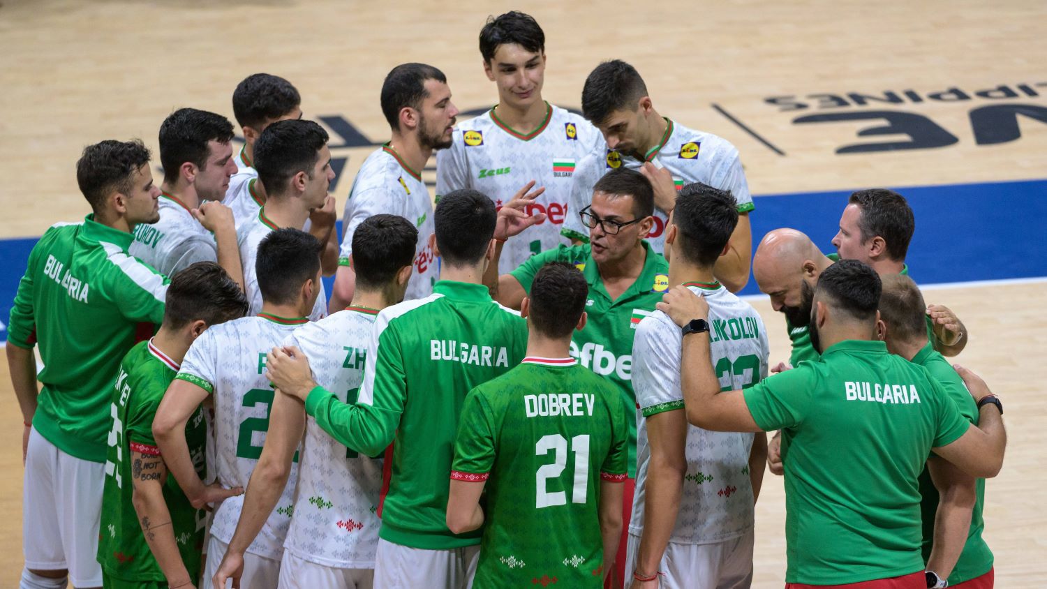 България ще опита да затвърди отличния старт на Световното във Филипините.