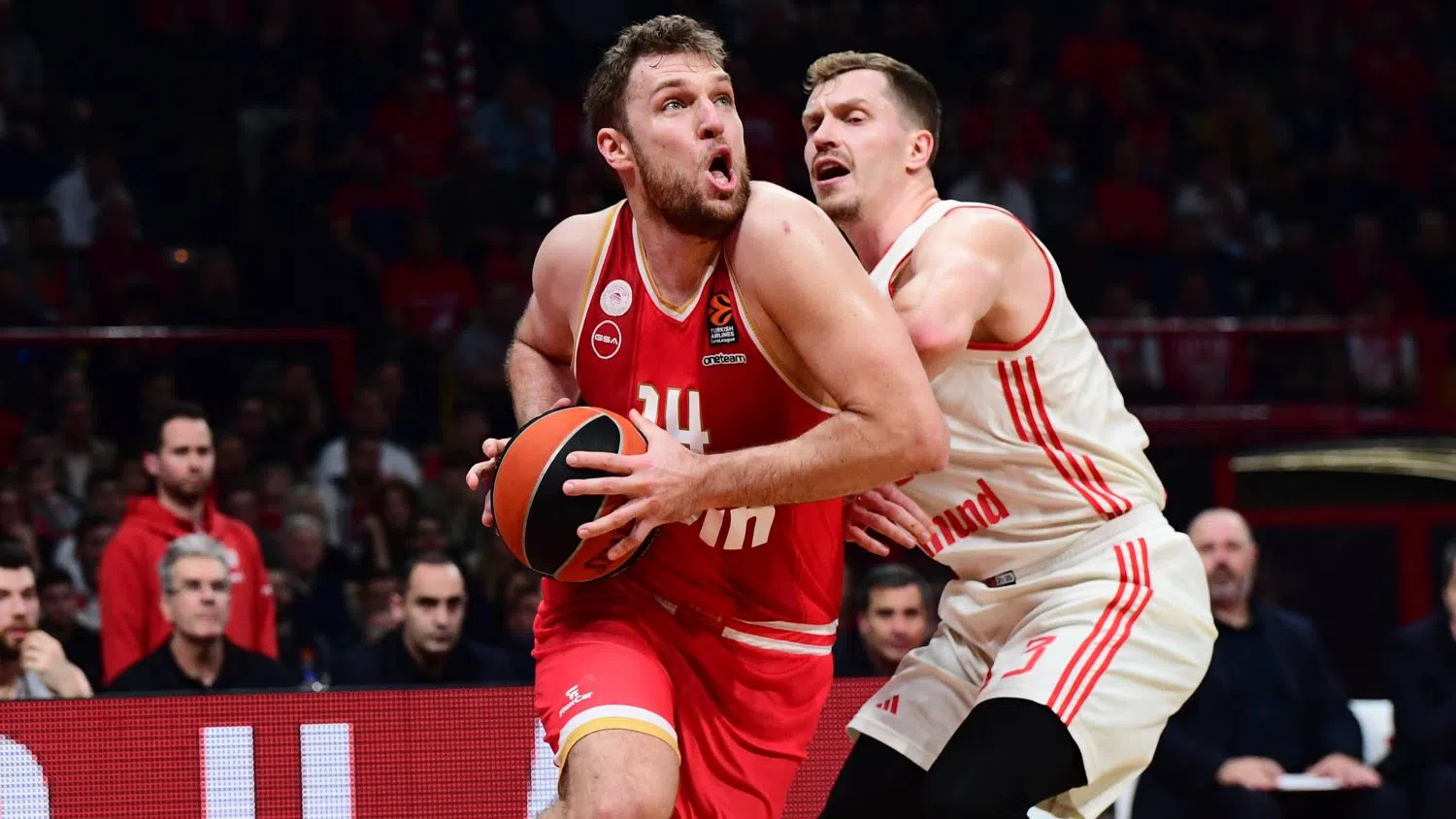 🏀ЕВРОЛИГА: Голям оувър на Байерн - Олимпиакос