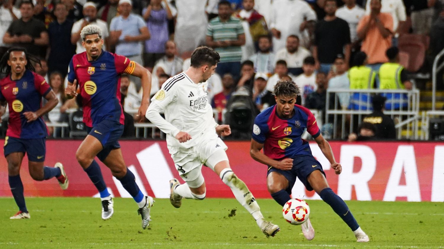 Големият въпрос пред Ханзи Флик е дали ще може да използва Ламин Ямал.