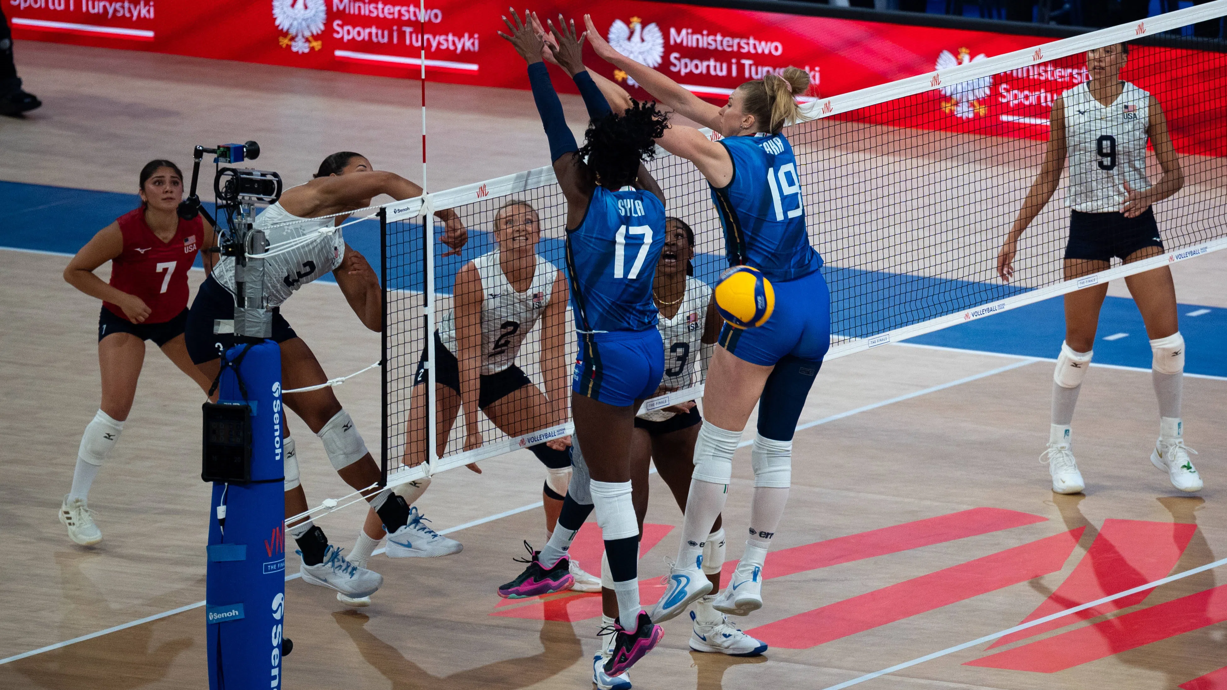 🏐 ЛИГА НА НАЦИИТЕ (ЖЕНИ): Финал Италия – Бразилия изглежда неизбежен