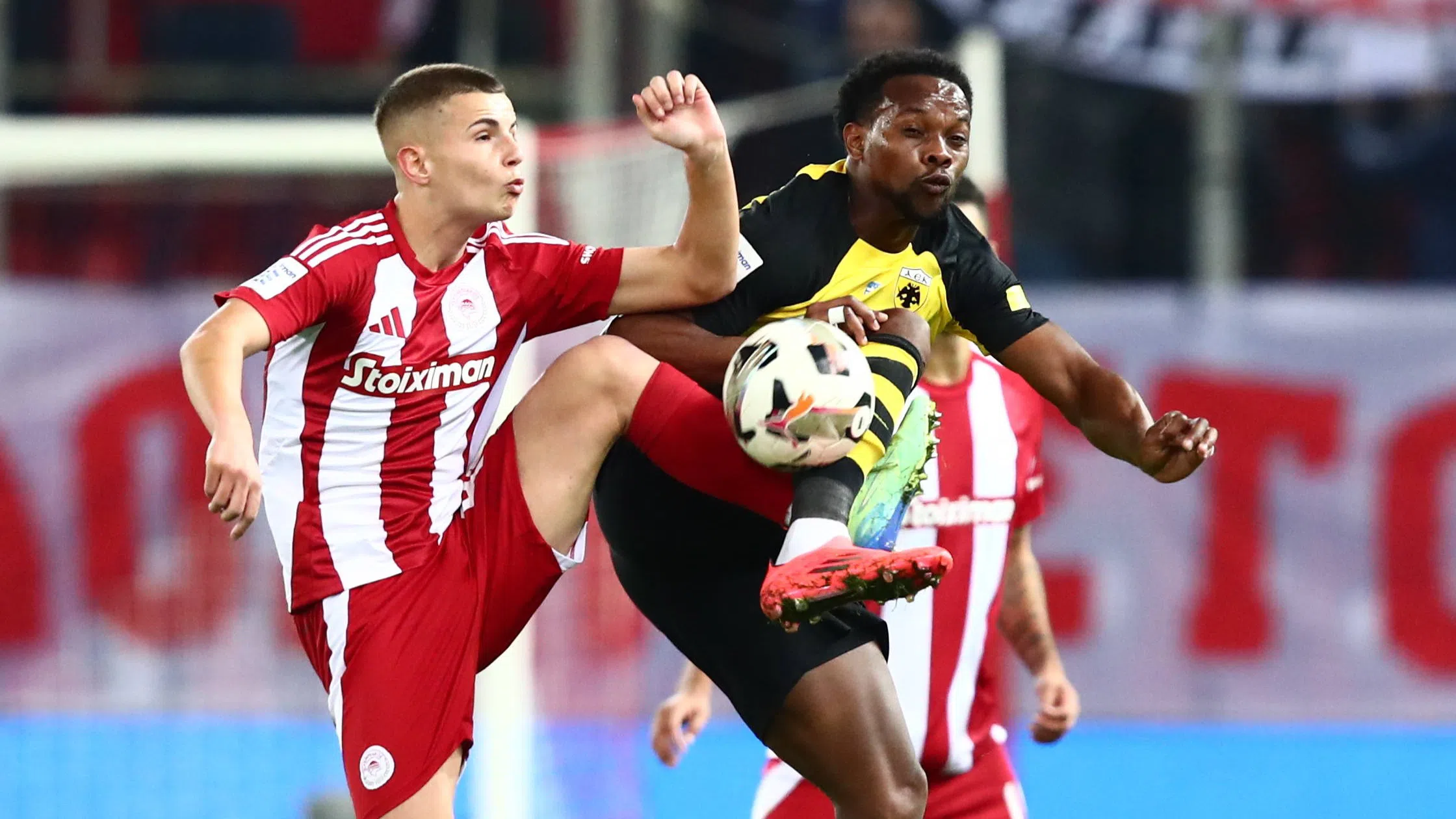 ⚽ ФУТБОЛ МИКС: АЕК и Олимпиакос с оувър в яростен сблъсък