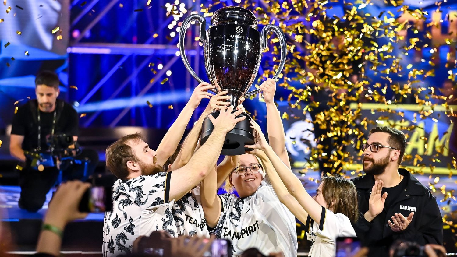 Team Spirit с шампионската купа в Катовице през 2024 г.
