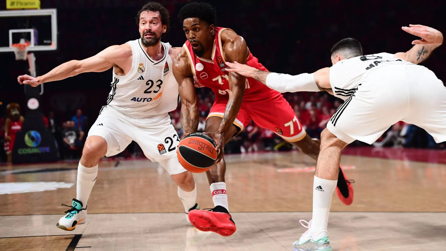 🏀 ЕВРОЛИГА: Висока резултатност в мачовете на Олимпиакос и Апоел