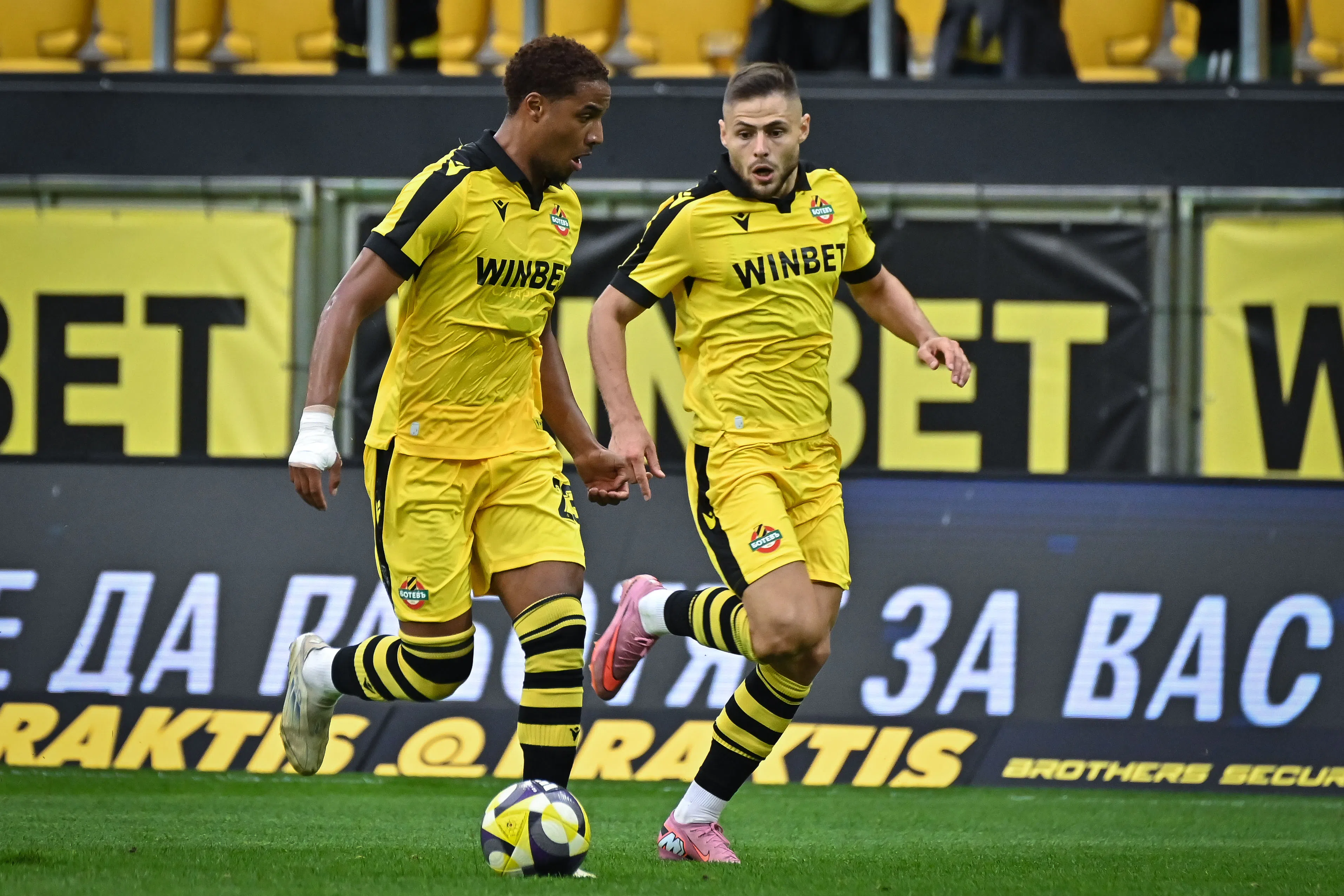 🇧🇬 ПЪРВА ЛИГА: Левски ще победи трудно Ботев Пловдив