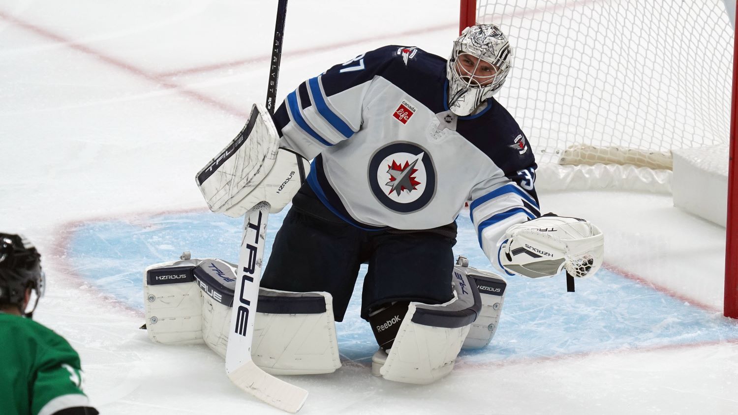 Вратарят на Уинипег Конър Хелебюк е сред най-добрите в лигата.