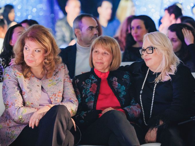 Вицепрезидентът Илияна Йотова уважи третата вечер на CodeFashion Runway – модата срещна държавността в блясък и естетика