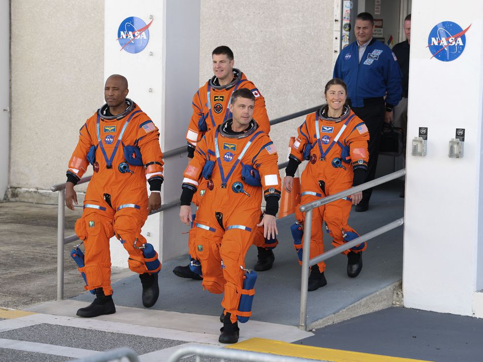 Броени часове до вълнуващия старт на "Артемида 2": Четирима астронавти поемат към Луната за първи път от 50 години (Снимки)