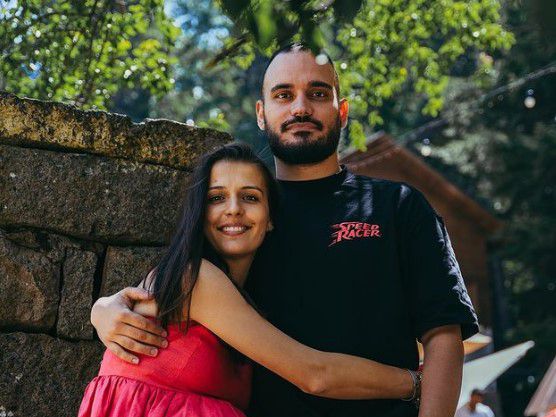 Жената на Лъчо от "Скандау" сама карала към родилното с кола под наем