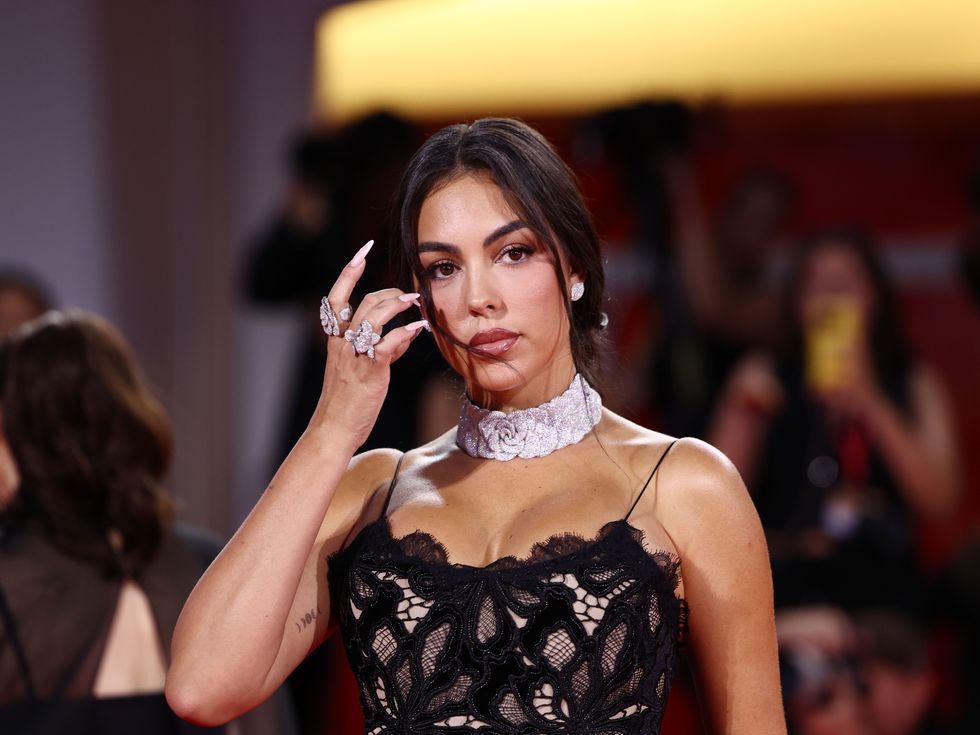 Живей живота си пълноценно: Джорджина Родригес се наслаждава на плажа по бикини