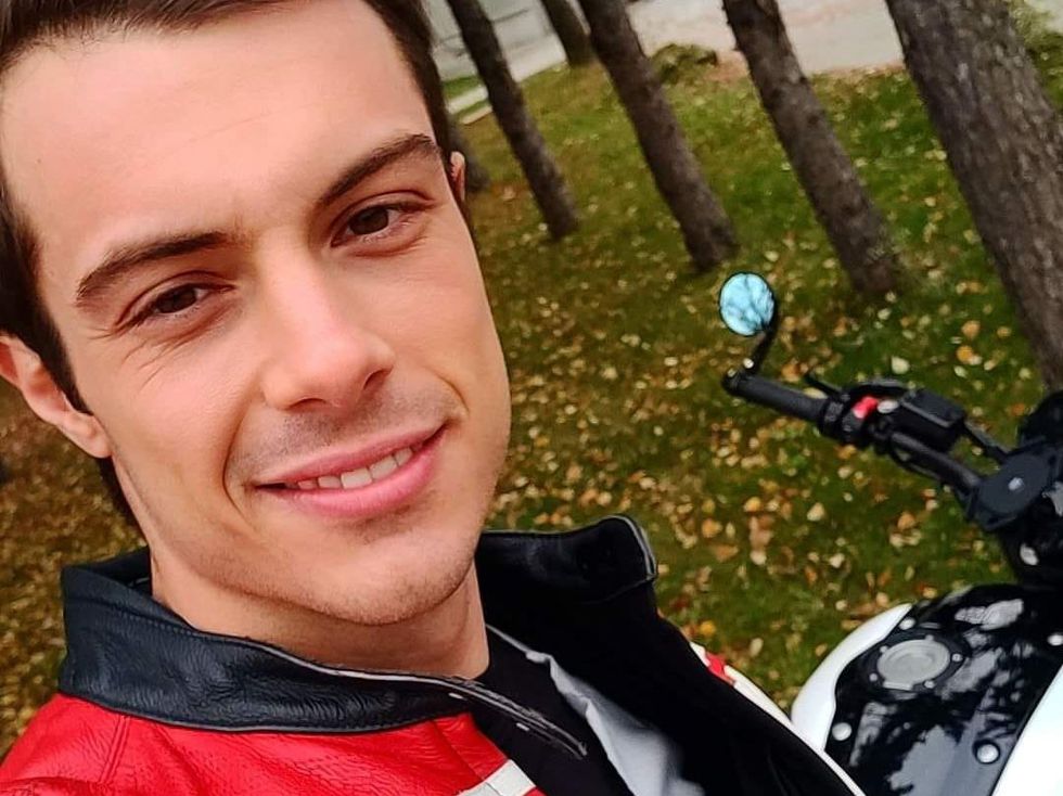 Филип Буков разгорещи женските страсти само по... шейкър