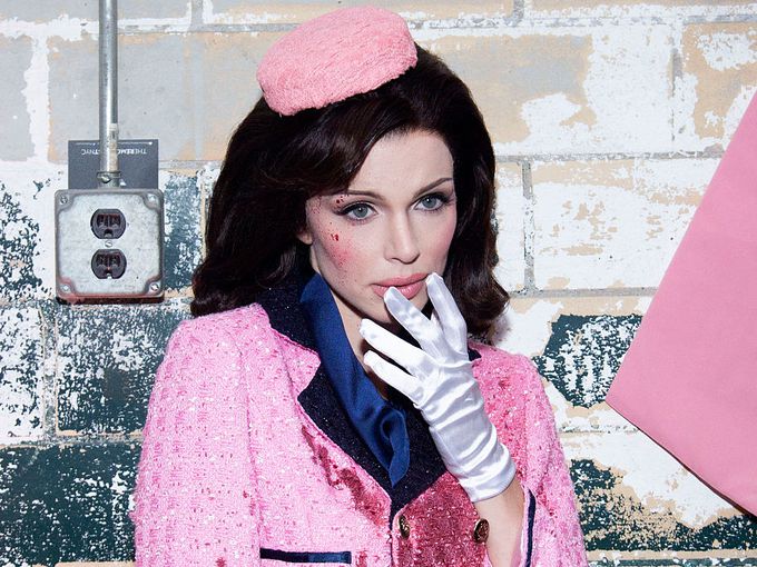 Красотата, ужасът и Джаки Кенеди: смразяващата причина всички да говорят за окървавения костюм на Джулия Фокс за Хелоуин (Снимки)